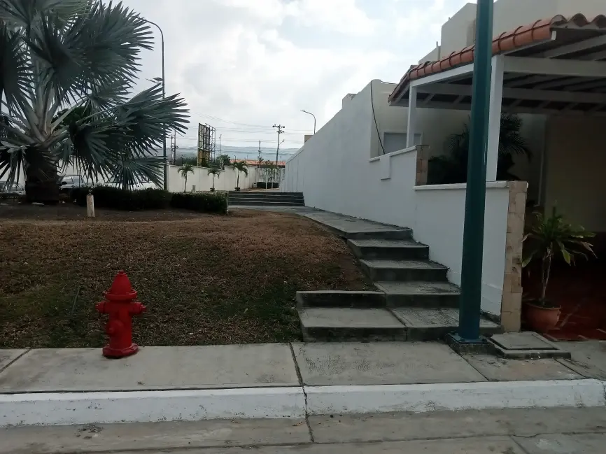 ¡Espectacular Casa en Urbanización Villa Esmeralda! - Imagen 4